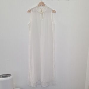 Elegant White Sleeveless Dress